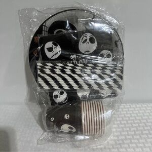 HALLOWEEN PARTY SERVES 10. INCLUDES 10 EACH OF PLATES, SAUCERS, CUPS, NAPKINS